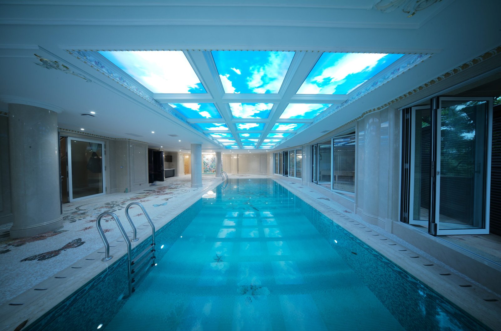 المسابح ومناطق الاسترخاء